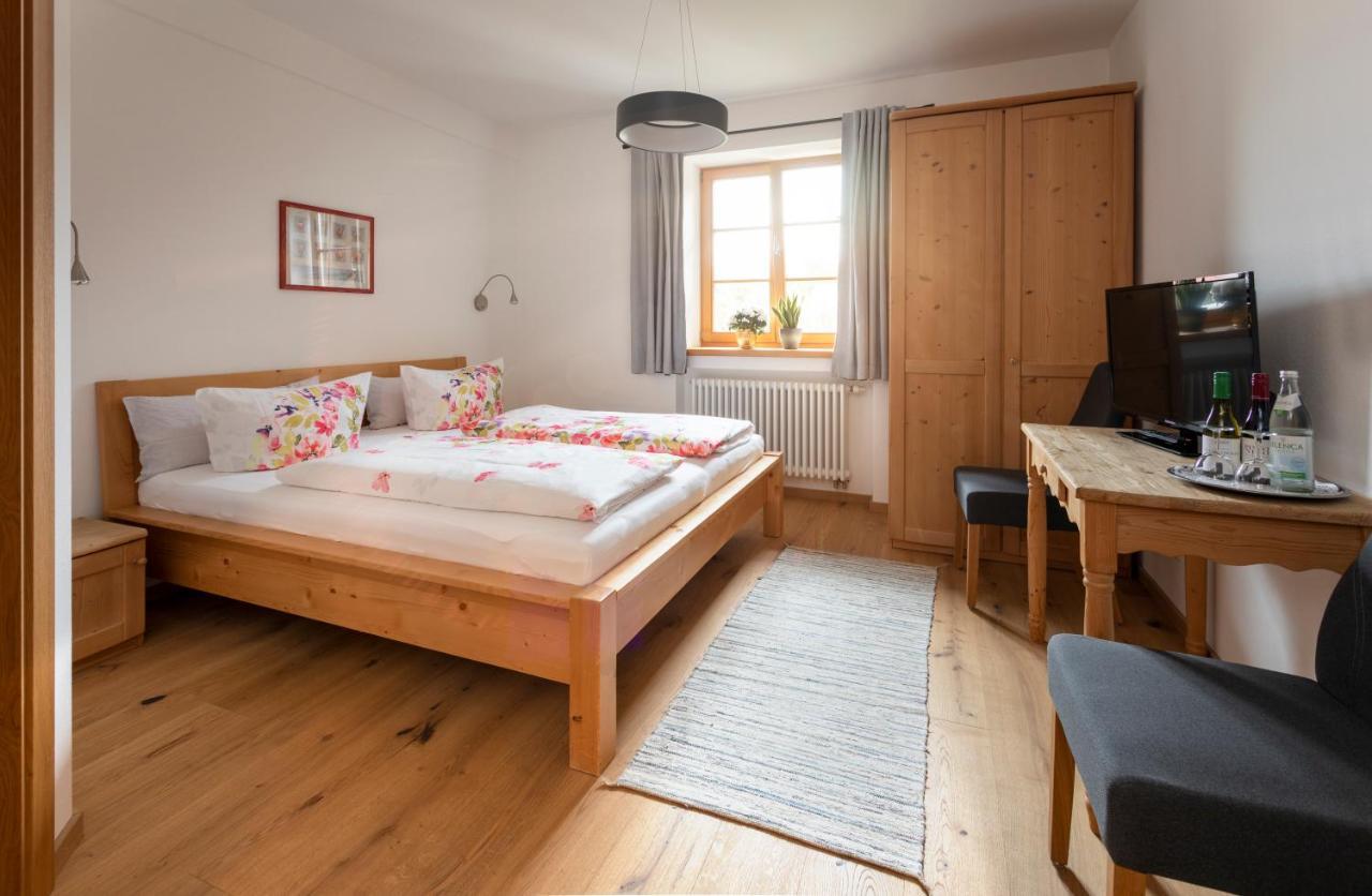 Pension Bernhardhof Otterfing Buitenkant foto