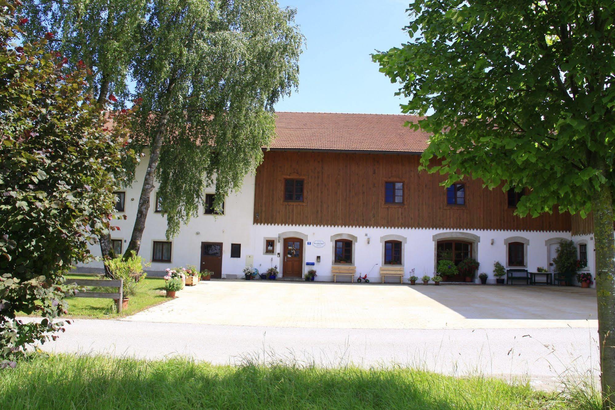 Pension Bernhardhof Otterfing Buitenkant foto