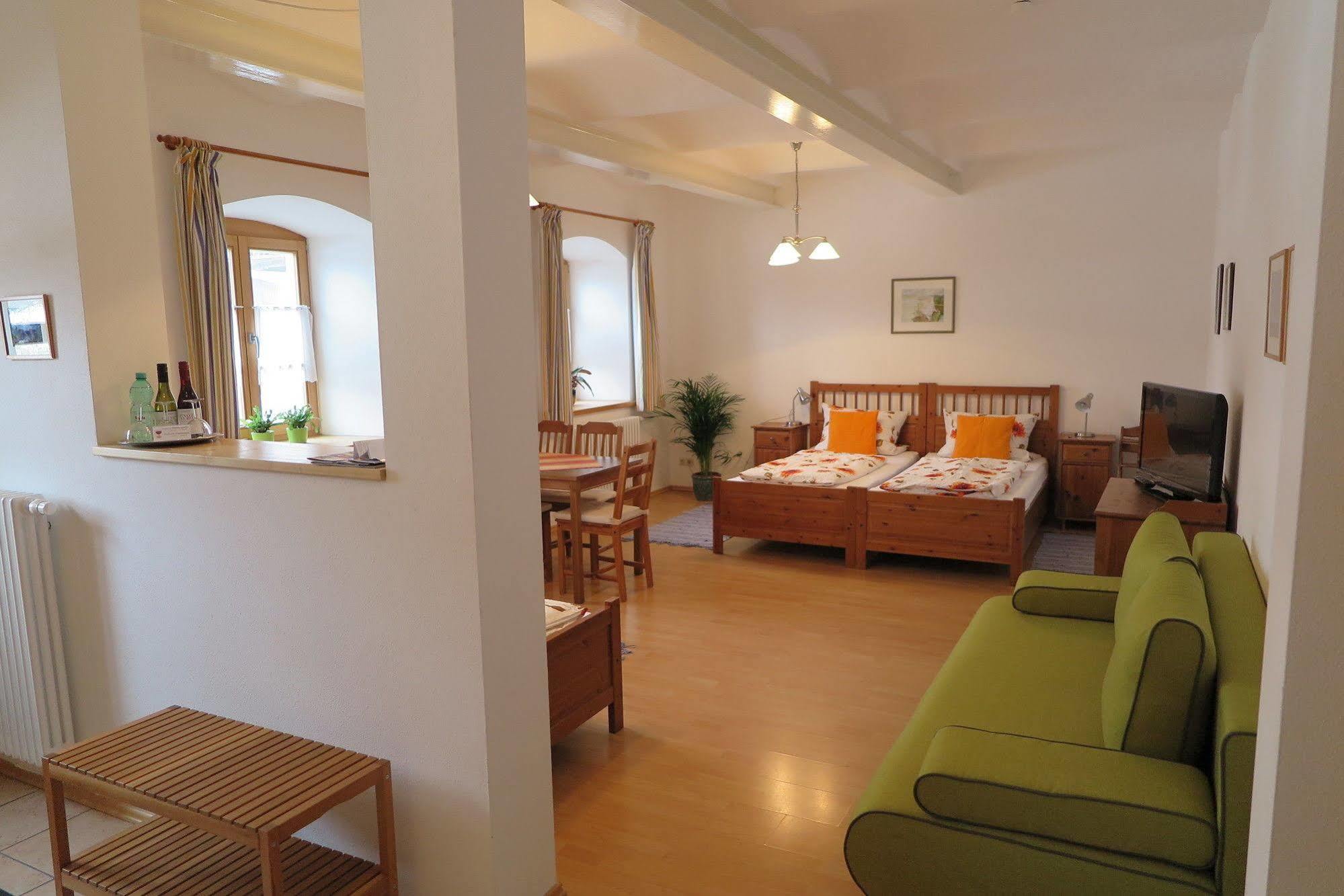 Pension Bernhardhof Otterfing Buitenkant foto