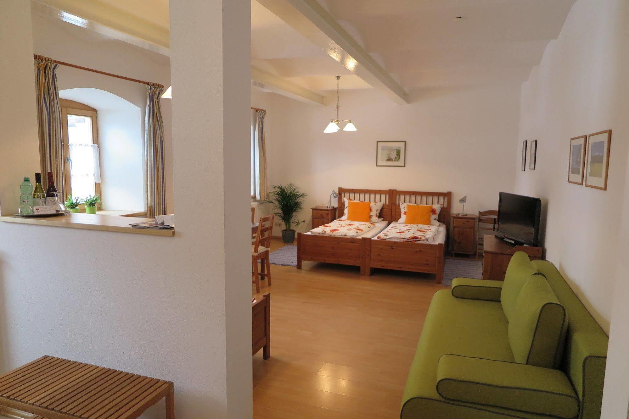 Pension Bernhardhof Otterfing Buitenkant foto