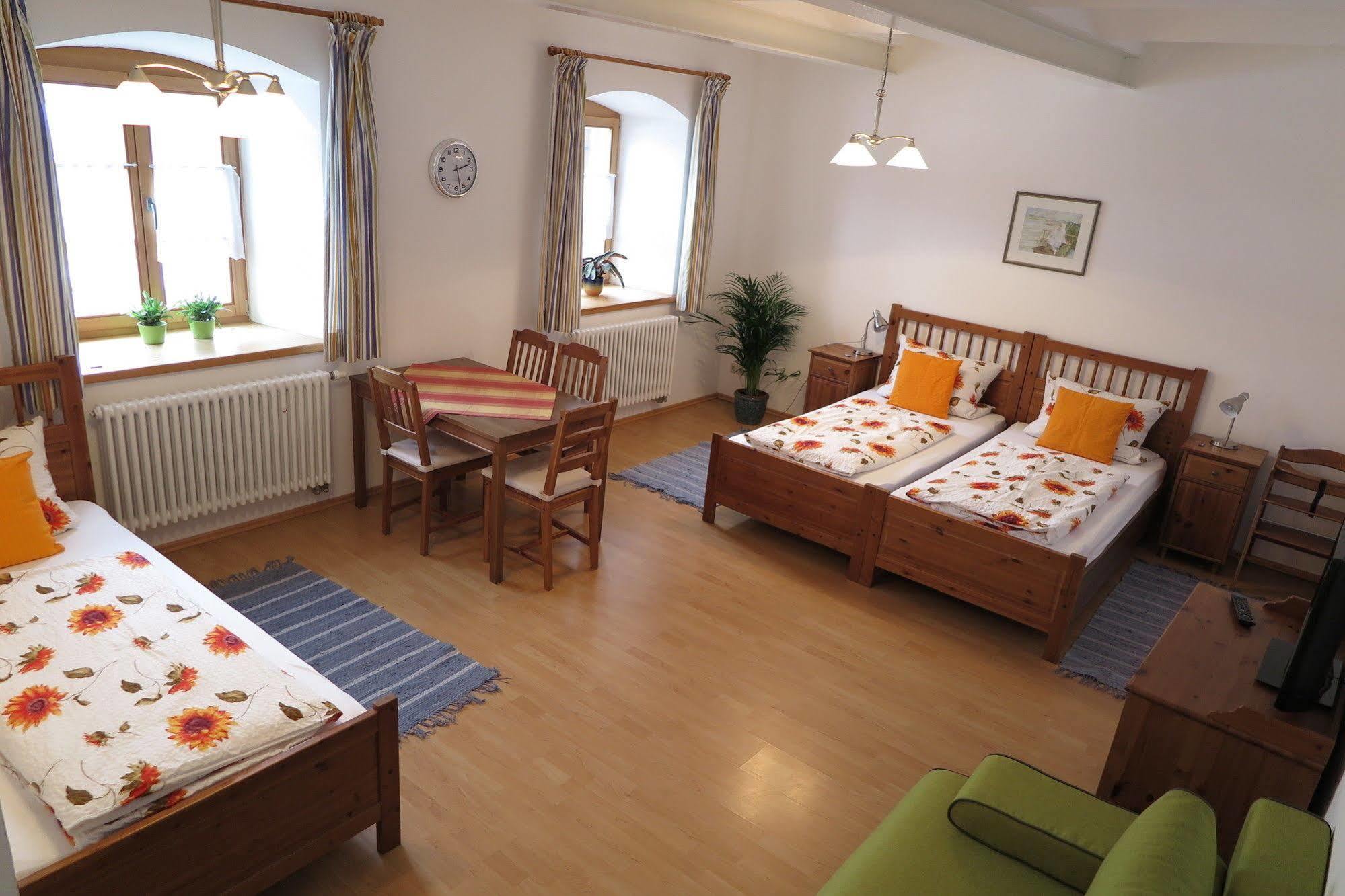 Pension Bernhardhof Otterfing Buitenkant foto