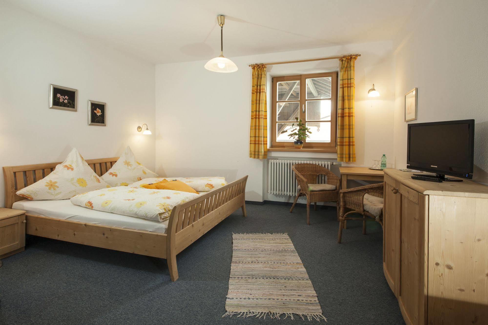 Pension Bernhardhof Otterfing Buitenkant foto