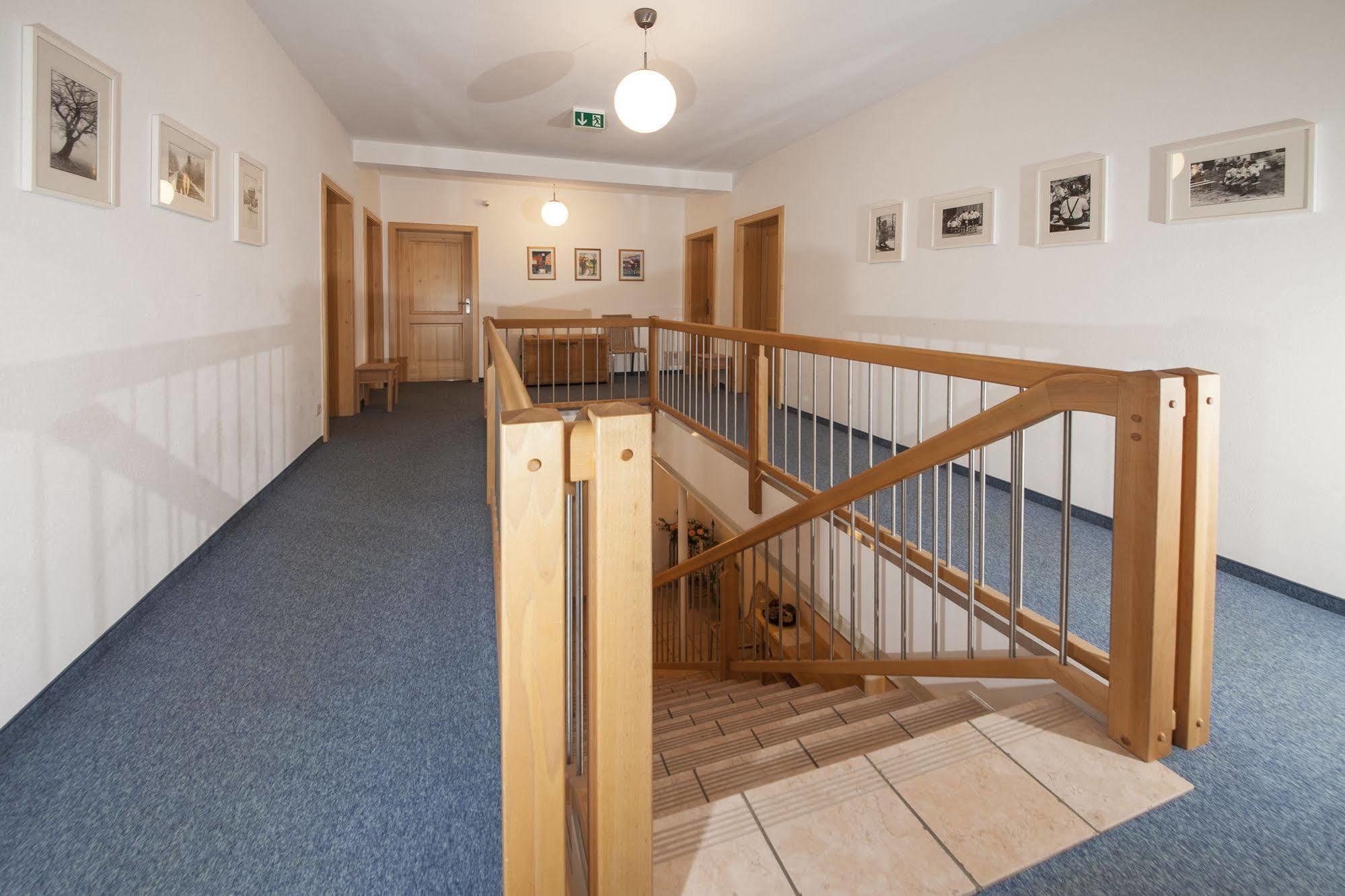 Pension Bernhardhof Otterfing Buitenkant foto