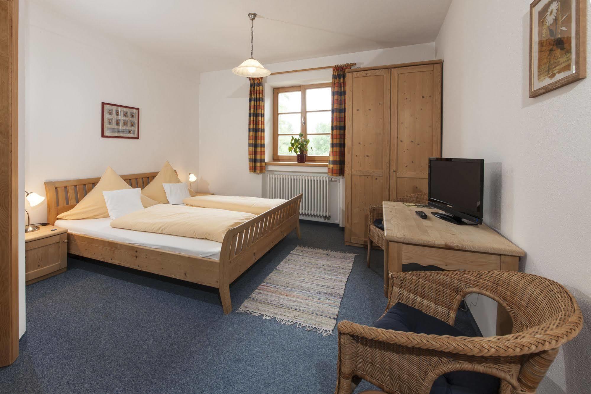 Pension Bernhardhof Otterfing Buitenkant foto