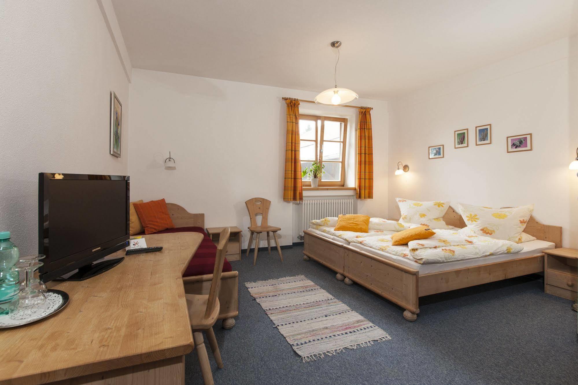Pension Bernhardhof Otterfing Buitenkant foto