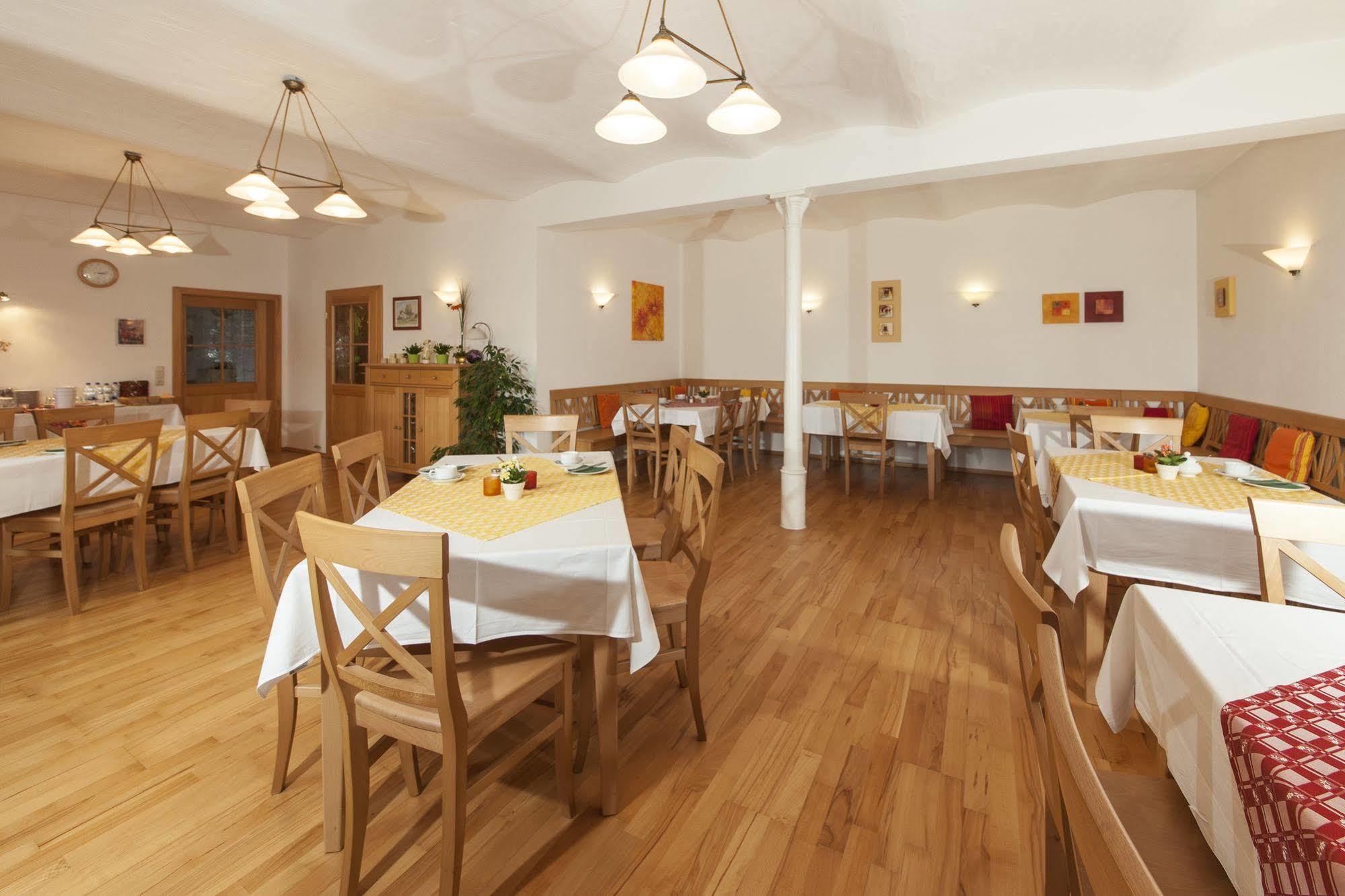 Pension Bernhardhof Otterfing Buitenkant foto